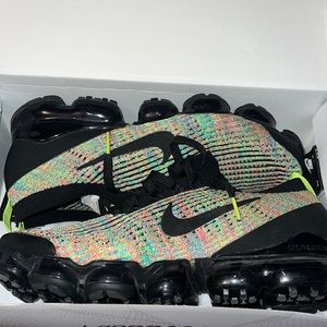 Nike size 10 VAPORMAX flyknit 2